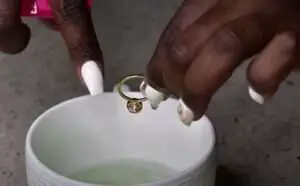 cleaning a diamond ring